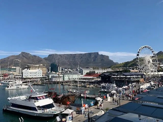 Home For 8 In Central Green Point Cape Town 0*,